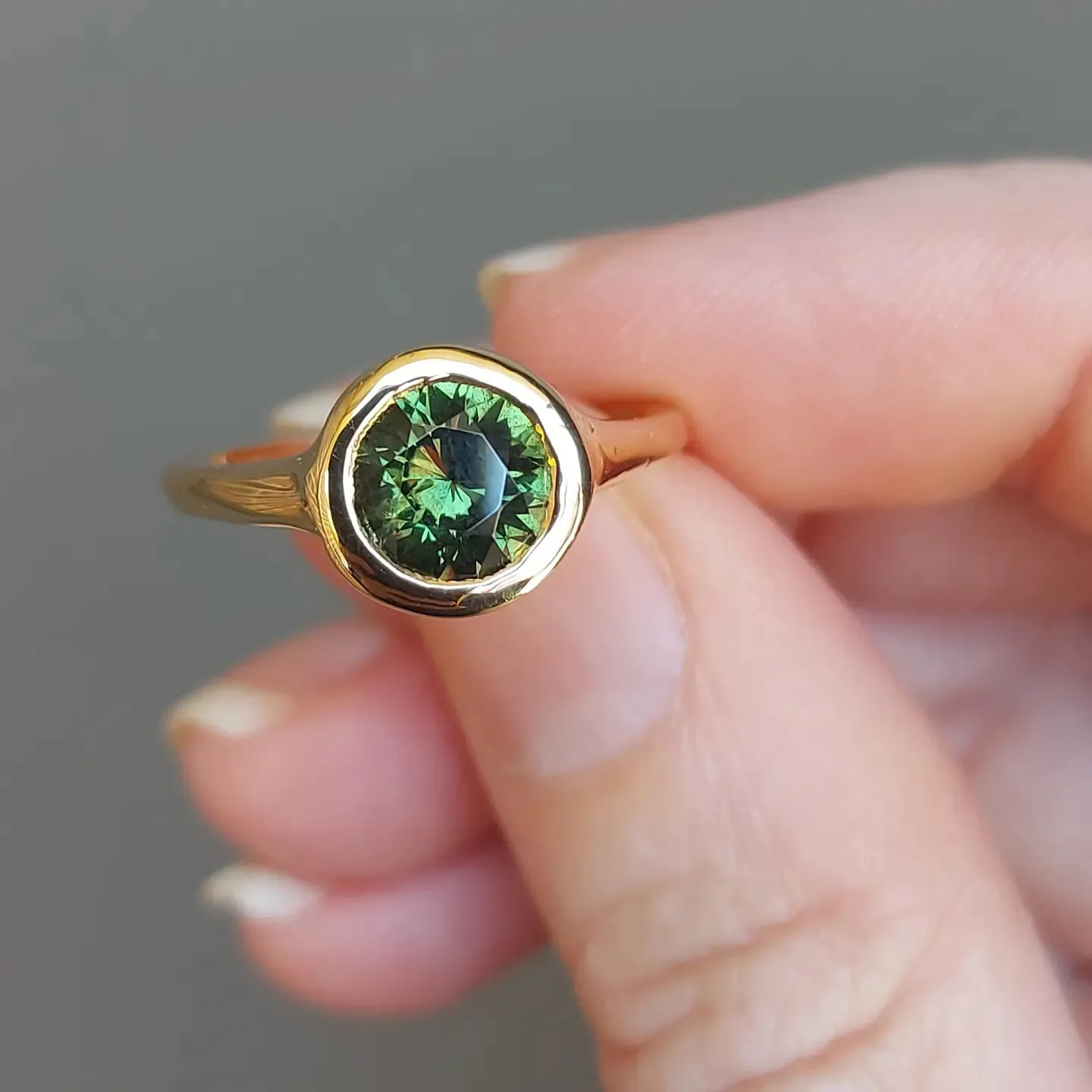 1.5ct Green Australian sapphire 9ct Yellow Gold Ring