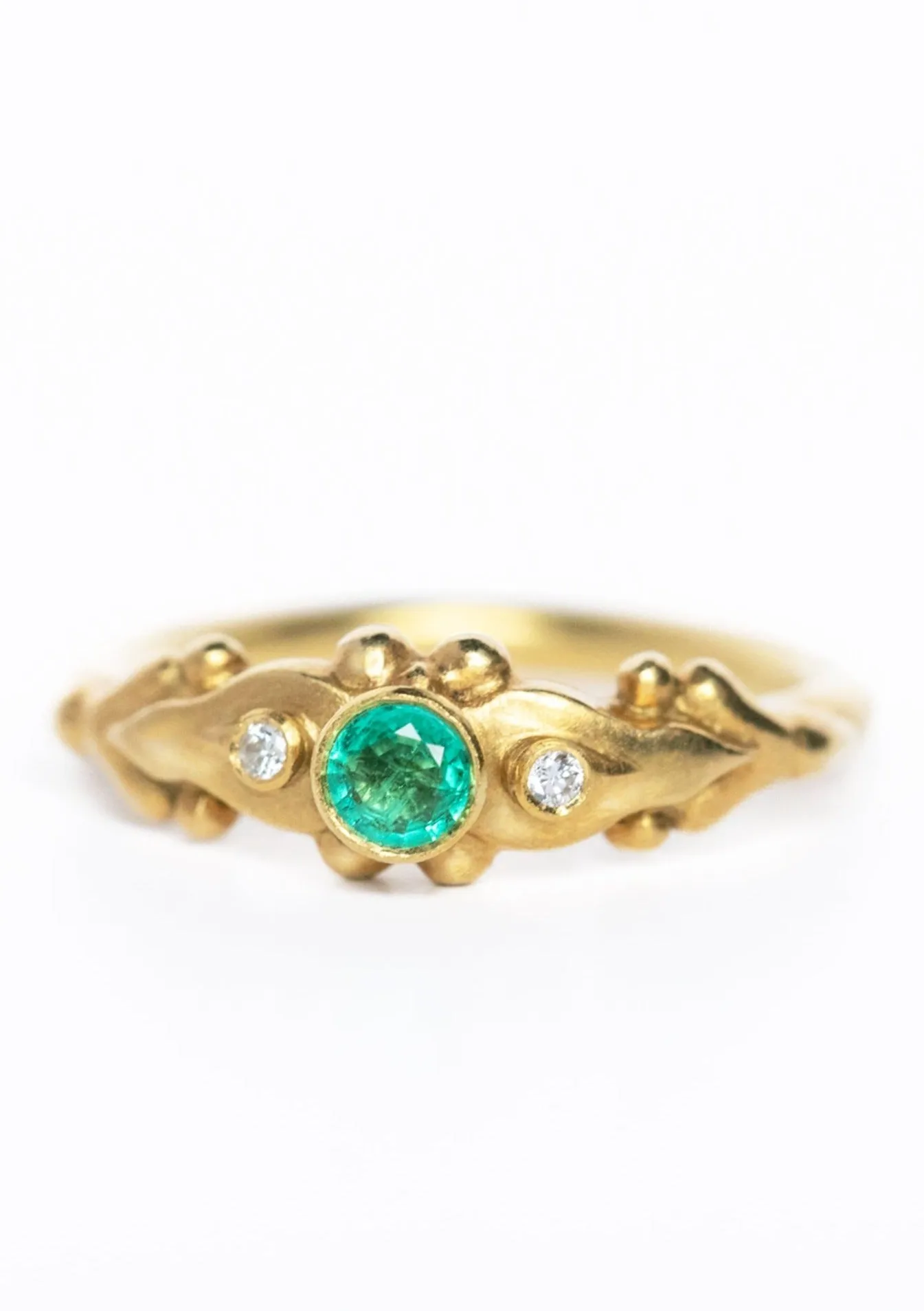 18K Gold Ring set with Emerald & Diamonds