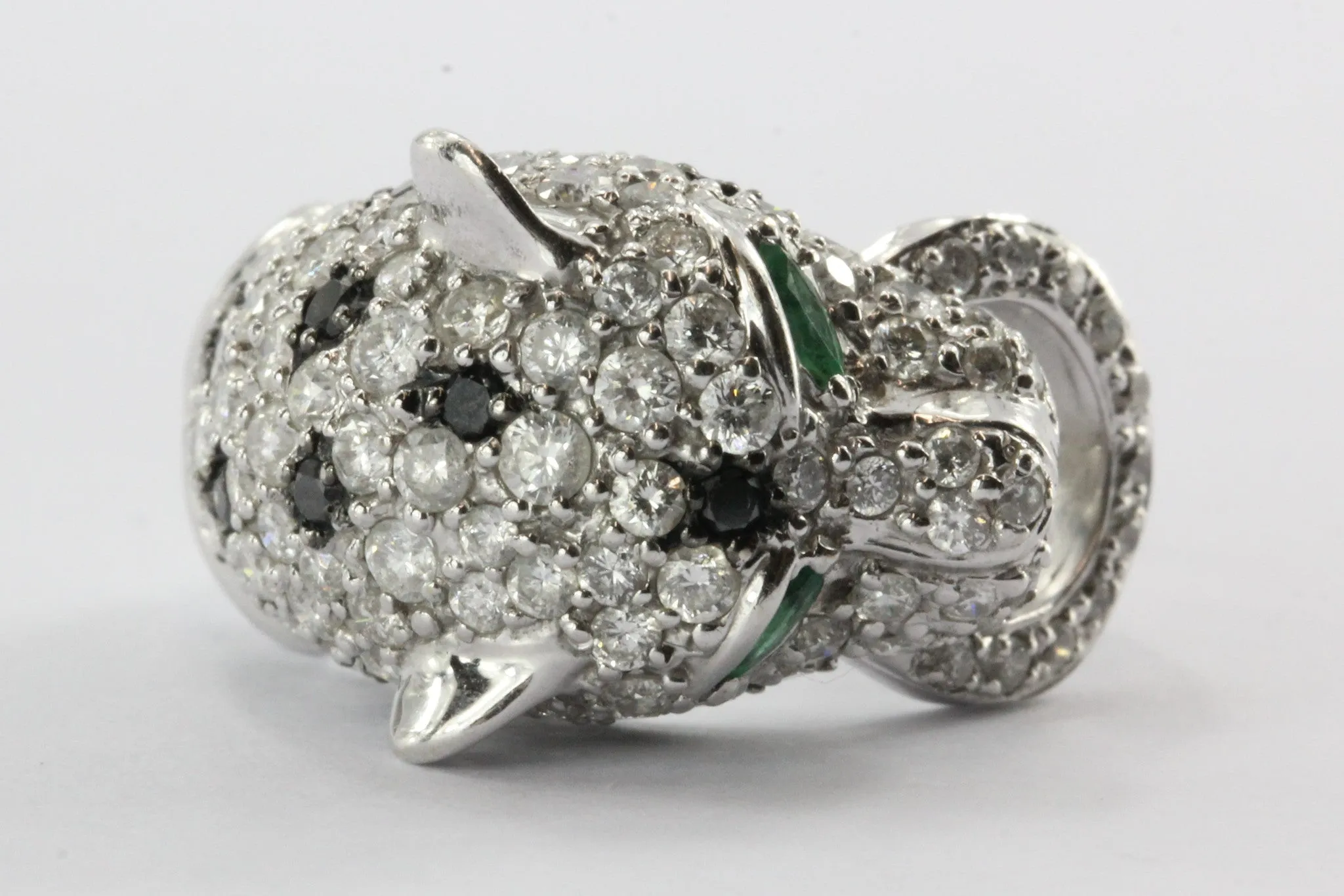 18K White Gold Diamond & Emerald Figural Leopard Jaguar Ring