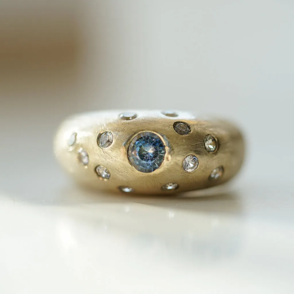 Bombé ring with bicolor sapphire in gold