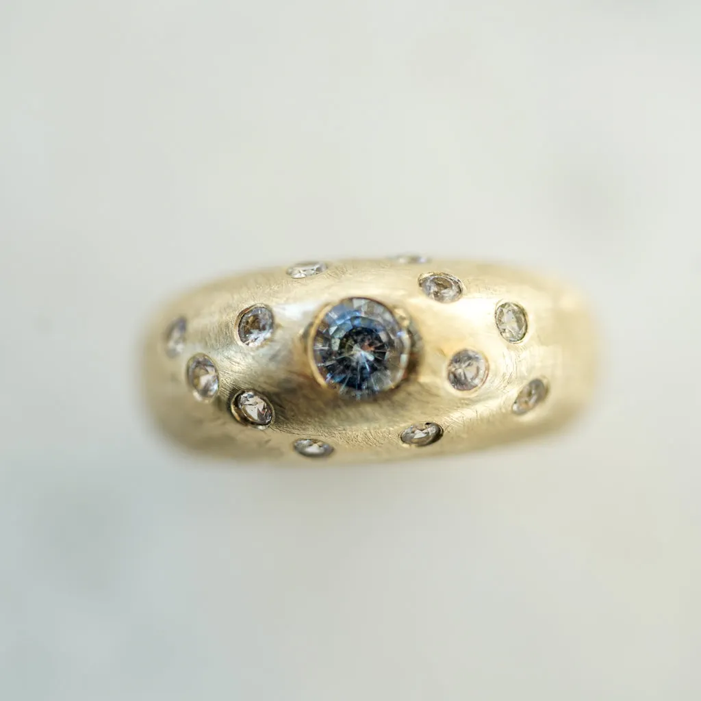 Bombé ring with bicolor sapphire in gold