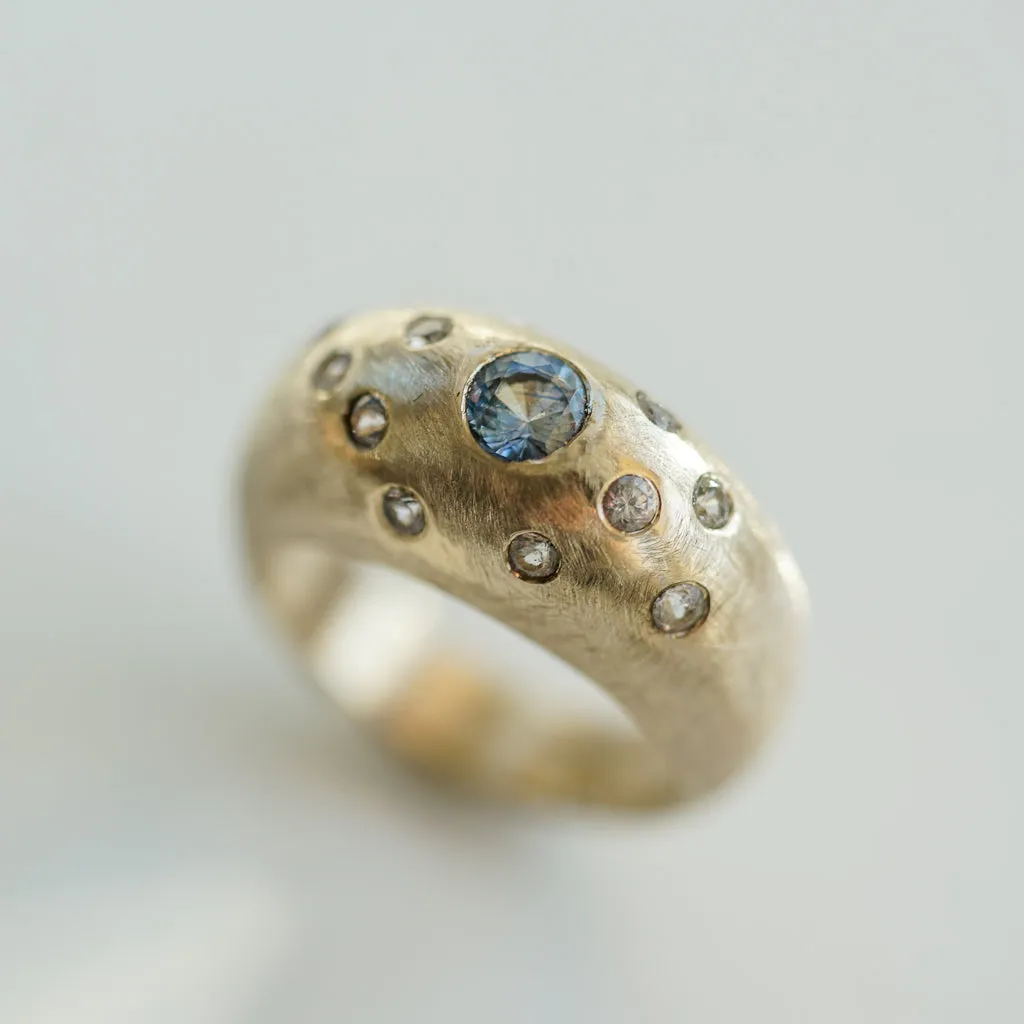 Bombé ring with bicolor sapphire in gold