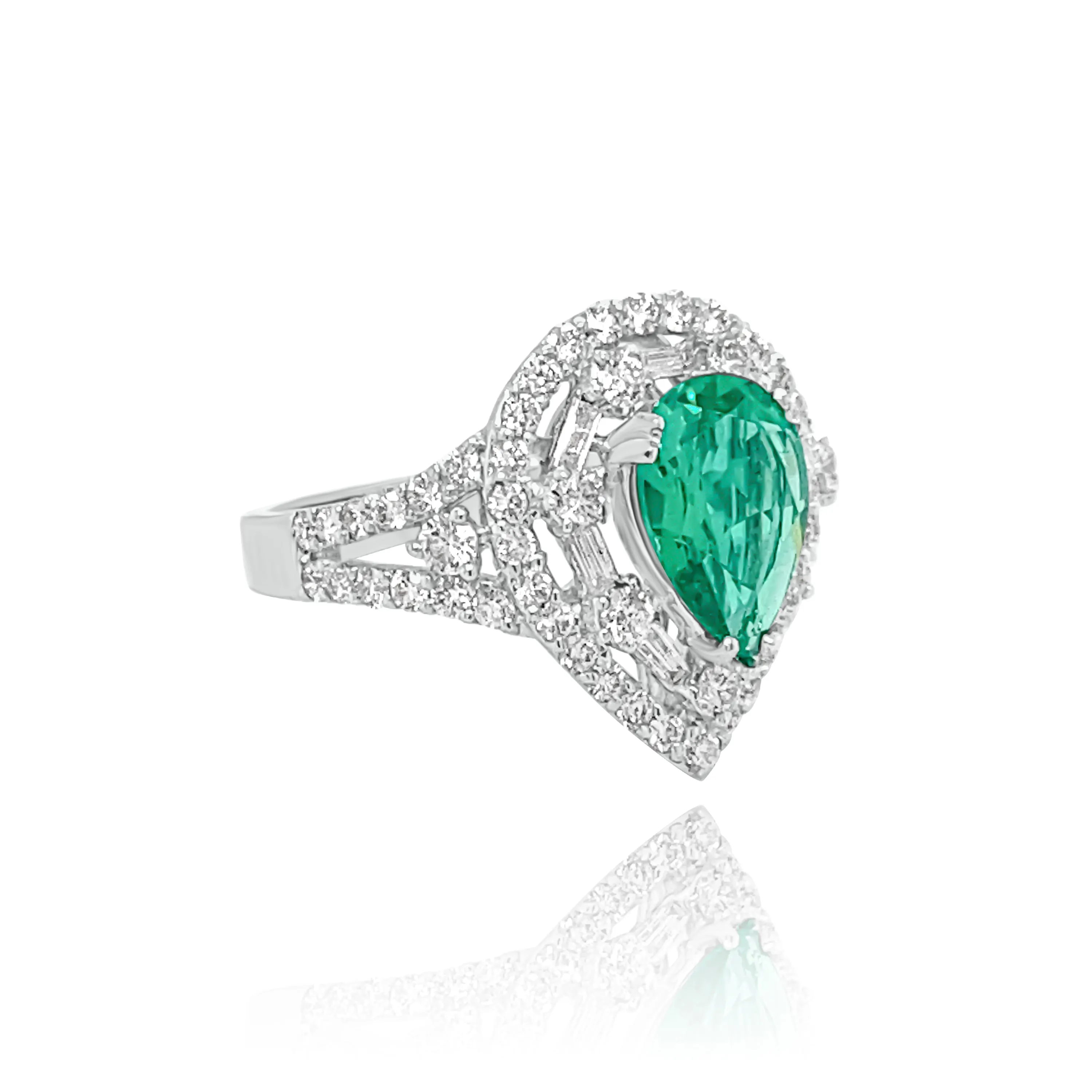 DIAMONDS & EMERALD "SINTHIA" RING.
