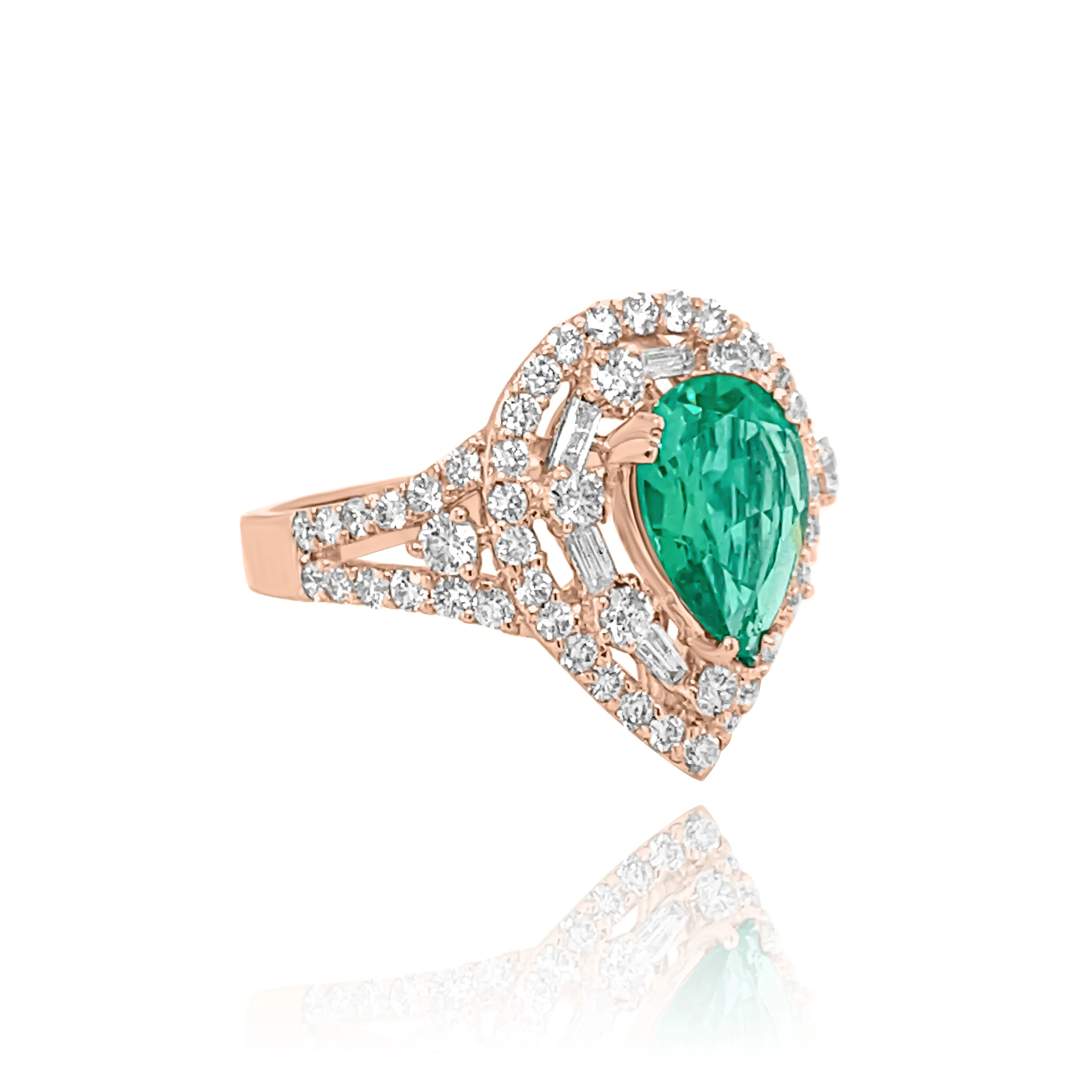 DIAMONDS & EMERALD "SINTHIA" RING.