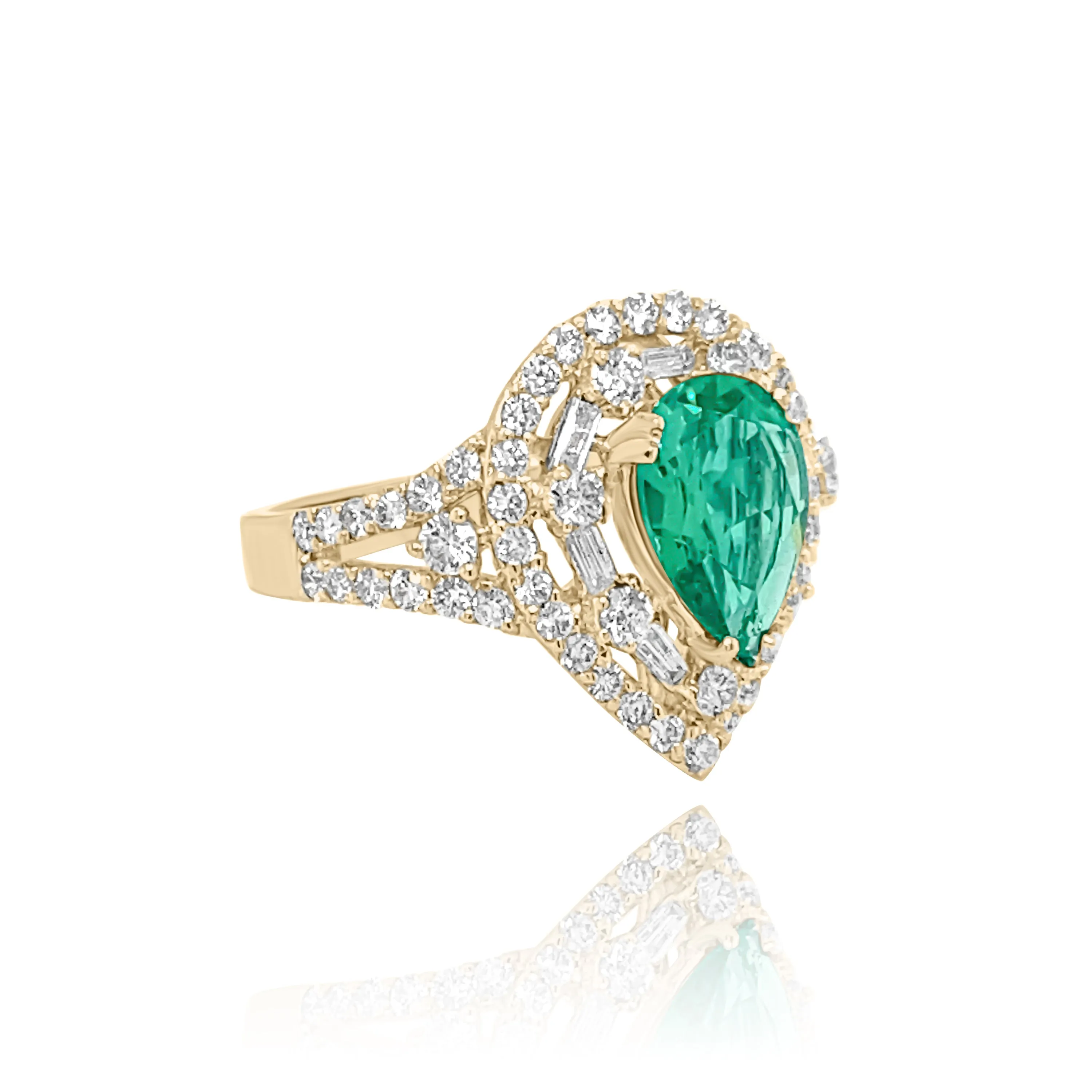 DIAMONDS & EMERALD "SINTHIA" RING.