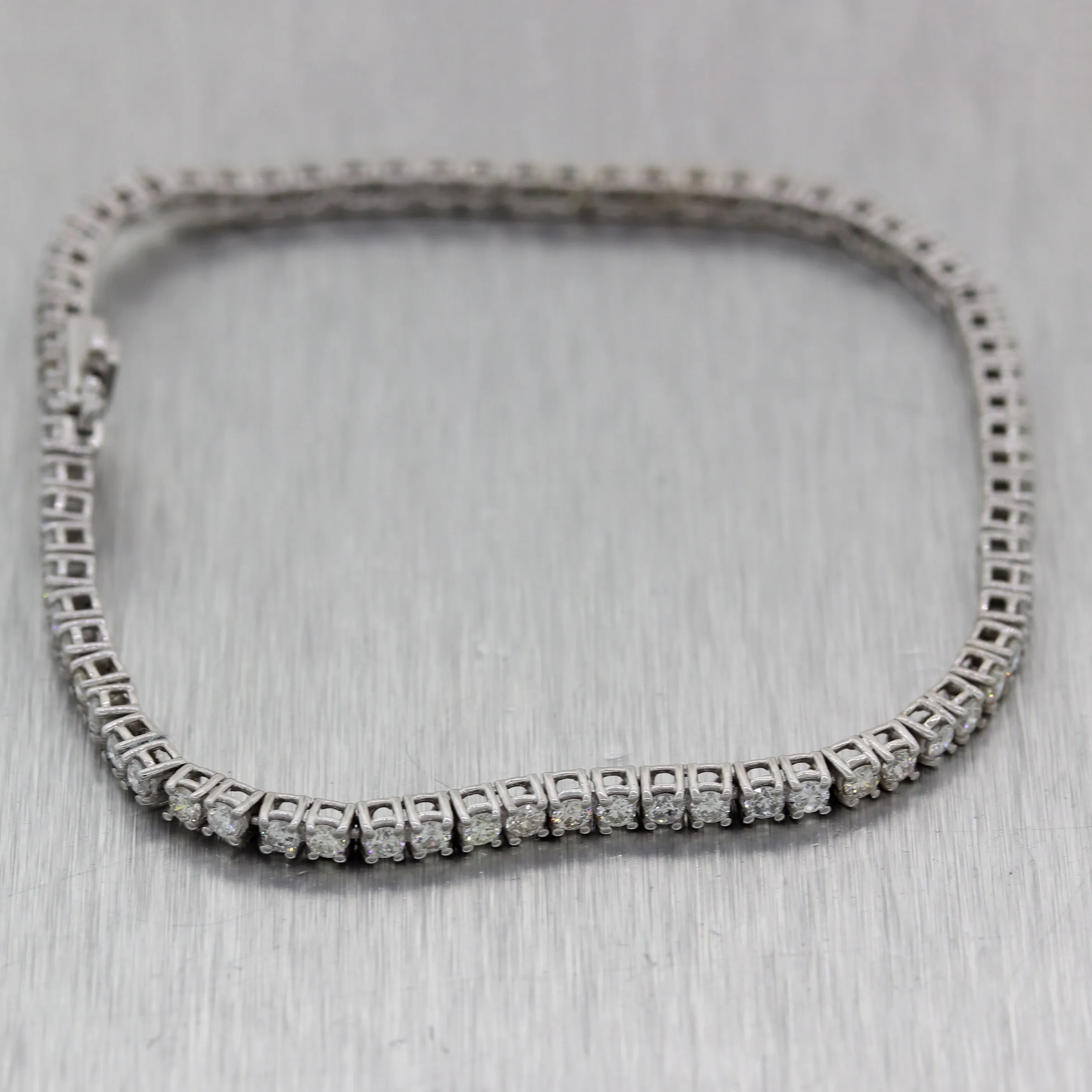 Modern 14k White Gold 2.55ctw Diamond Tennis Bracelet