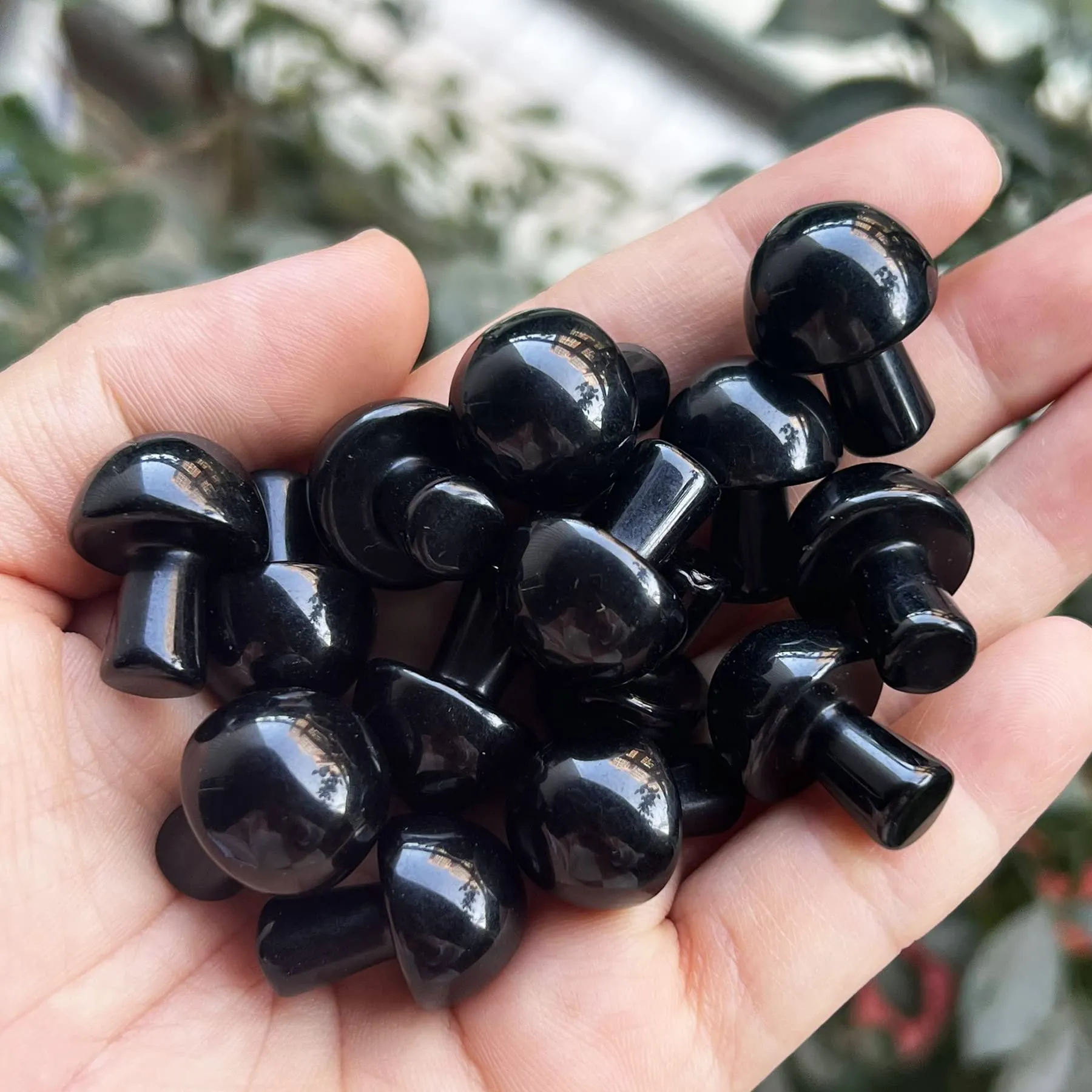 Neyisaa 5Pcs Mini Mushroom Shaped Gemstone Statue Figurine, Carved Crystal Stone Mushrooms Crafts for Healing Chakra Reiki Balancing Home Decoration, Black Obsidian