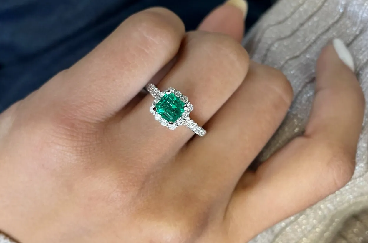 Ring 18kt Gold Square Emerald & Diamonds Halo