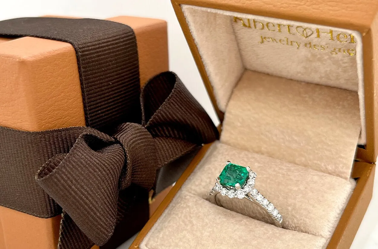 Ring 18kt Gold Square Emerald & Diamonds Halo