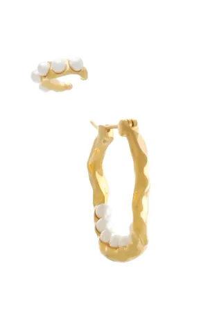 SET OF TWO WAVE HOOP EARRING AND PEARL CUFF