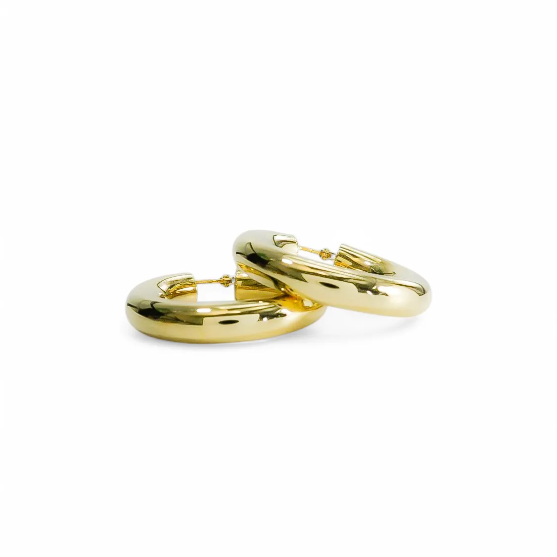 YELLOW GOLD TUBE HOOP EARRINGS.